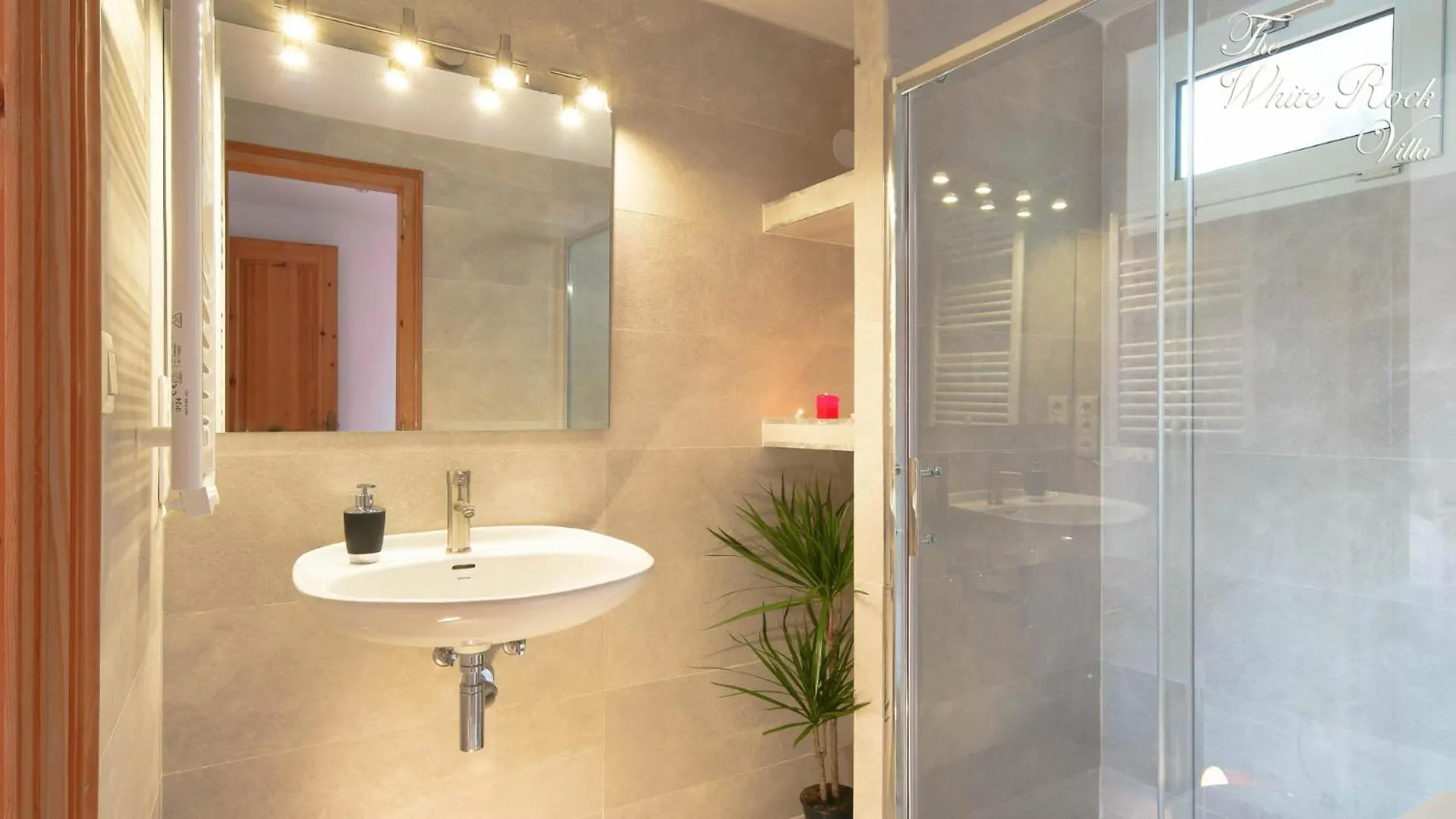 White Rock Villa With Breathtaking Views And Pool Colera 0*,