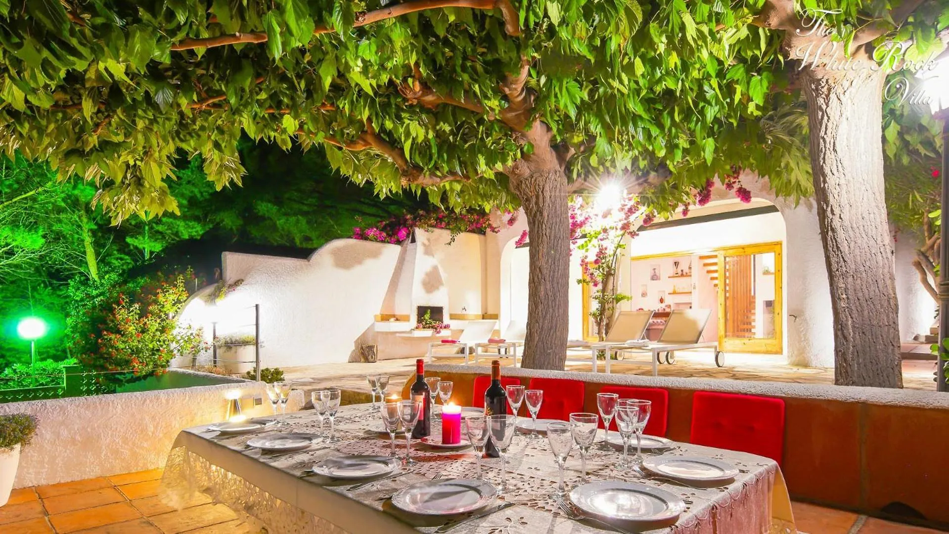 White Rock Villa With Breathtaking Views And Pool Colera